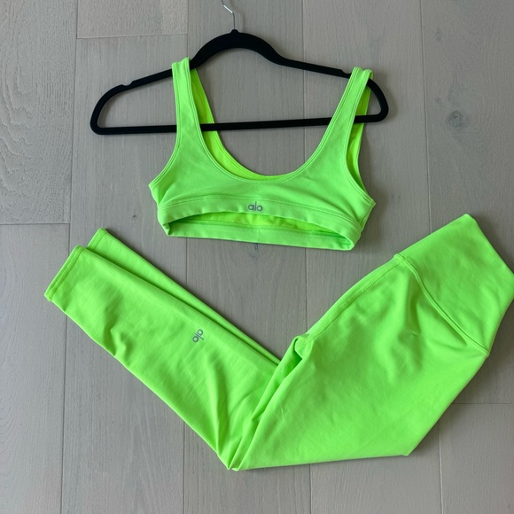 Alo airbrush leggings and ambient sports bra set neon lime green - Picture 2 of 3